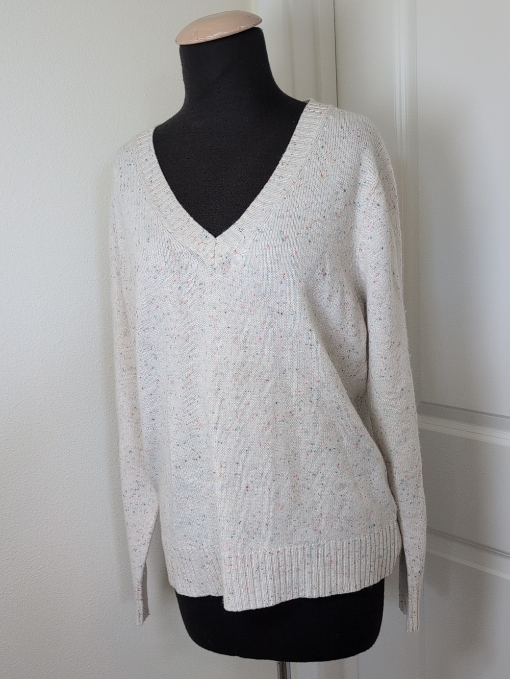 Old Navy Cream Speckled V-Neck Lamb's Wool Sweater